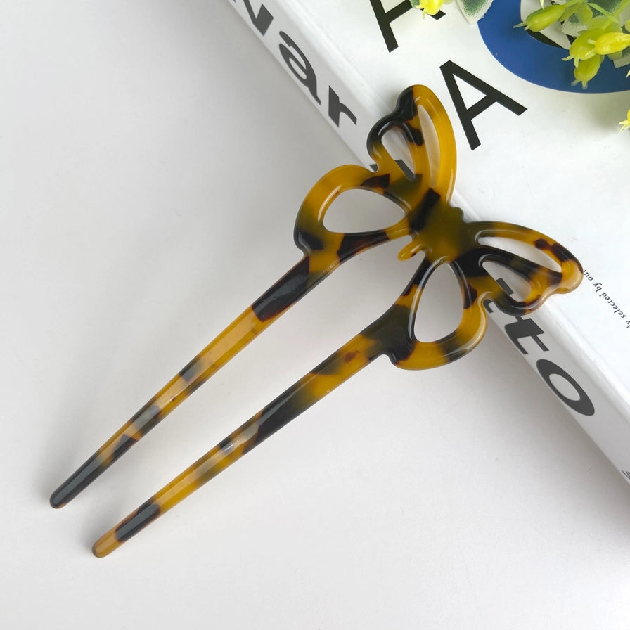 Fransk hårnål i bioplast med delikat sommerfugle design. Elegant, skånsom og bæredygtig – til naturlig og tidløs håropsætning.