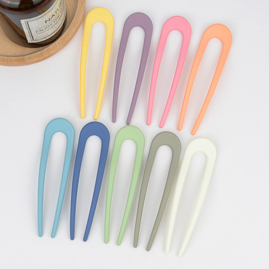 Fransk hårnål i bioplast – bæredygtig, holdbar og elegant. Delikate pastelfarver giver et feminint og tidløst udtryk til din håropsætning.