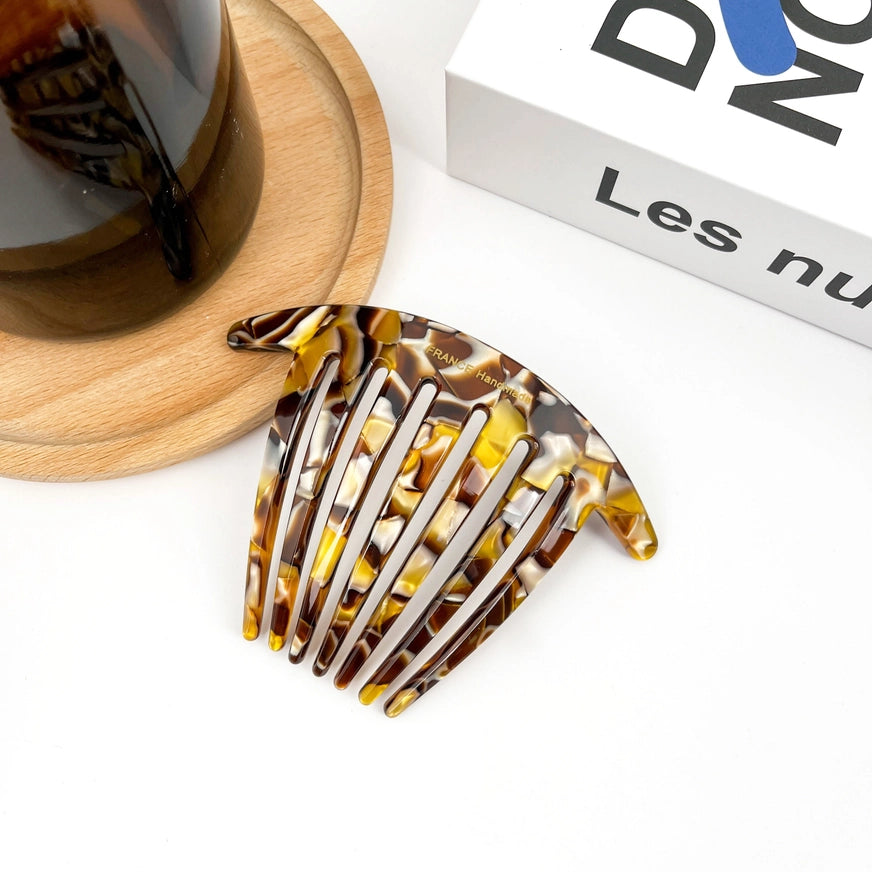 Elegant fransk hårkam i bæredygtig bioplast. Skånsom mod håret, holdbar og perfekt til klassisk håropsætning.