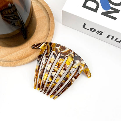 Elegant fransk hårkam i bæredygtig bioplast. Skånsom mod håret, holdbar og perfekt til klassisk håropsætning.