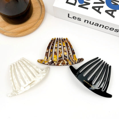 Elegant fransk hårkam i bæredygtig bioplast. Skånsom mod håret, holdbar og perfekt til klassisk håropsætning.