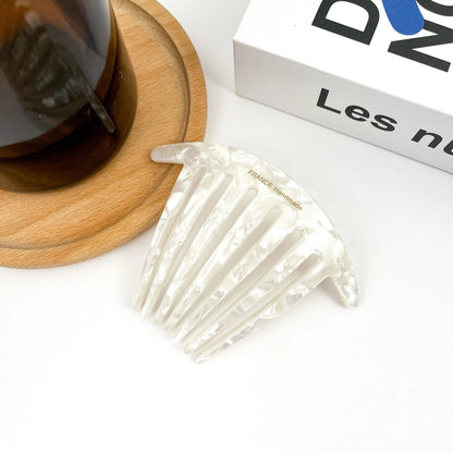 Elegant fransk hårkam i bæredygtig bioplast. Skånsom mod håret, holdbar og perfekt til klassisk håropsætning.