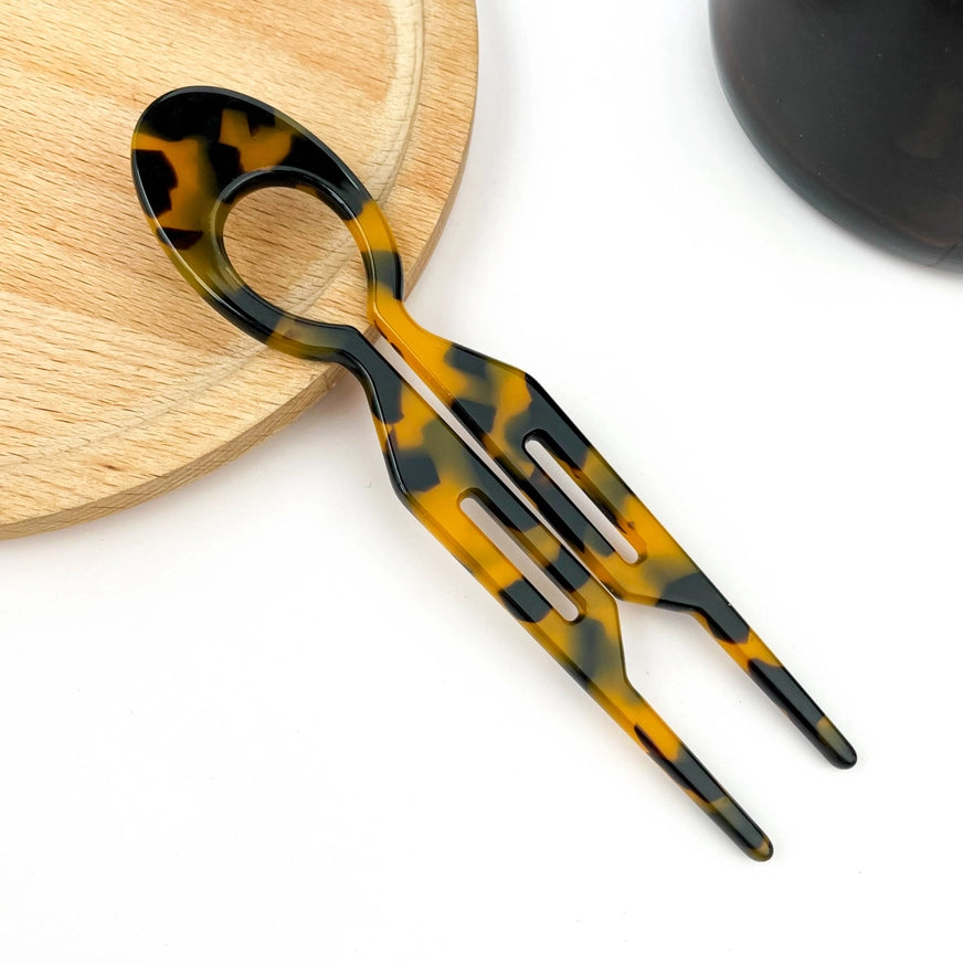 Fransk hårnål i bæredygtig bioplast – klassisk, elegant og skånsom mod håret. Perfekt til smukke håropsætninger med fransk finesse.