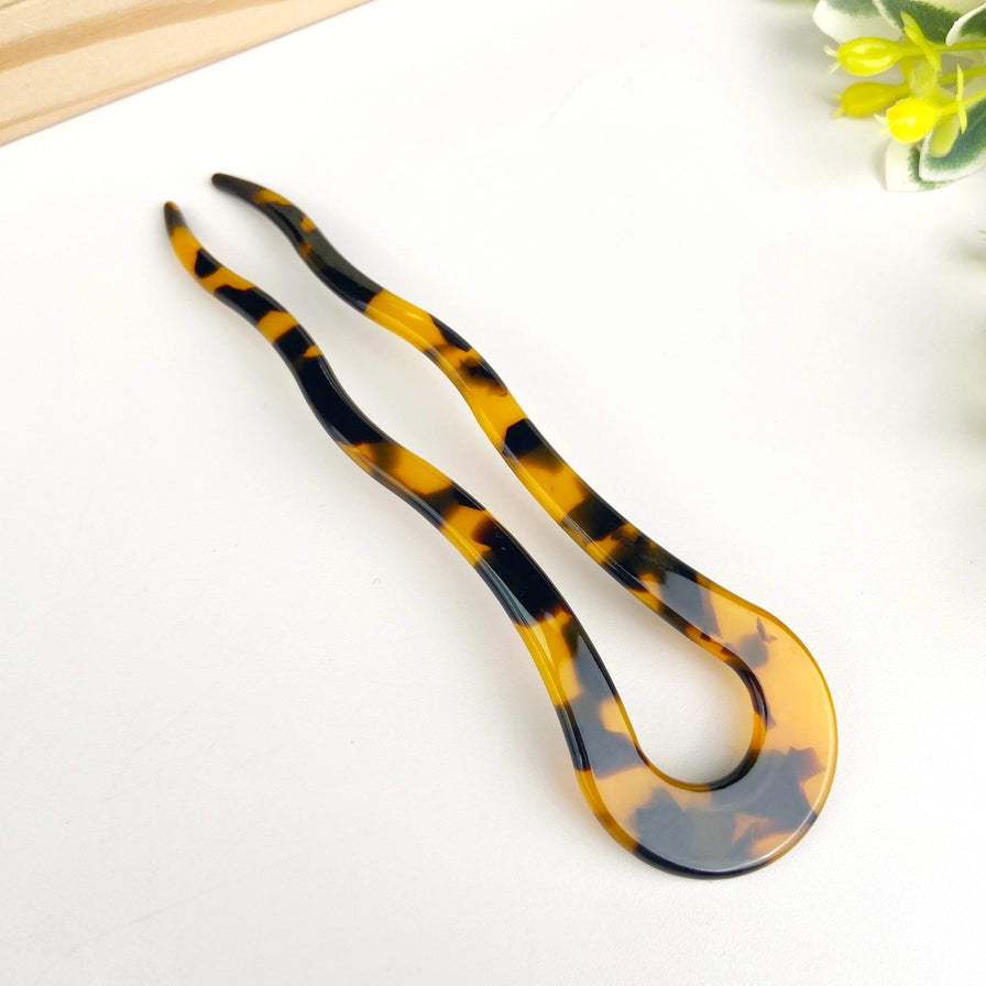 Fransk hårnål i bæredygtig bioplast. Retro design med klassisk fransk elegance – skånsom mod håret og perfekt til naturlige frisurer.