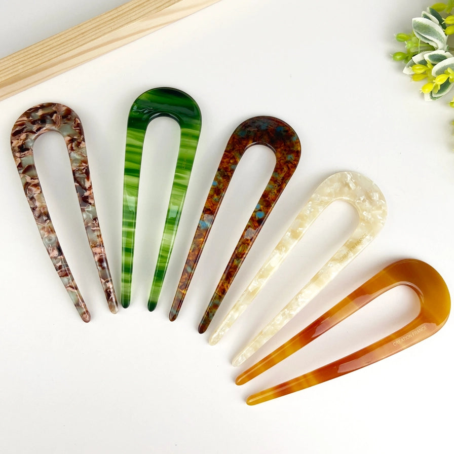 Fransk hårnål i bæredygtig bioplast. Elegant U-formet design, der holder håret naturligt og sikkert på plads – stilfuld og skånsom håropsætning.