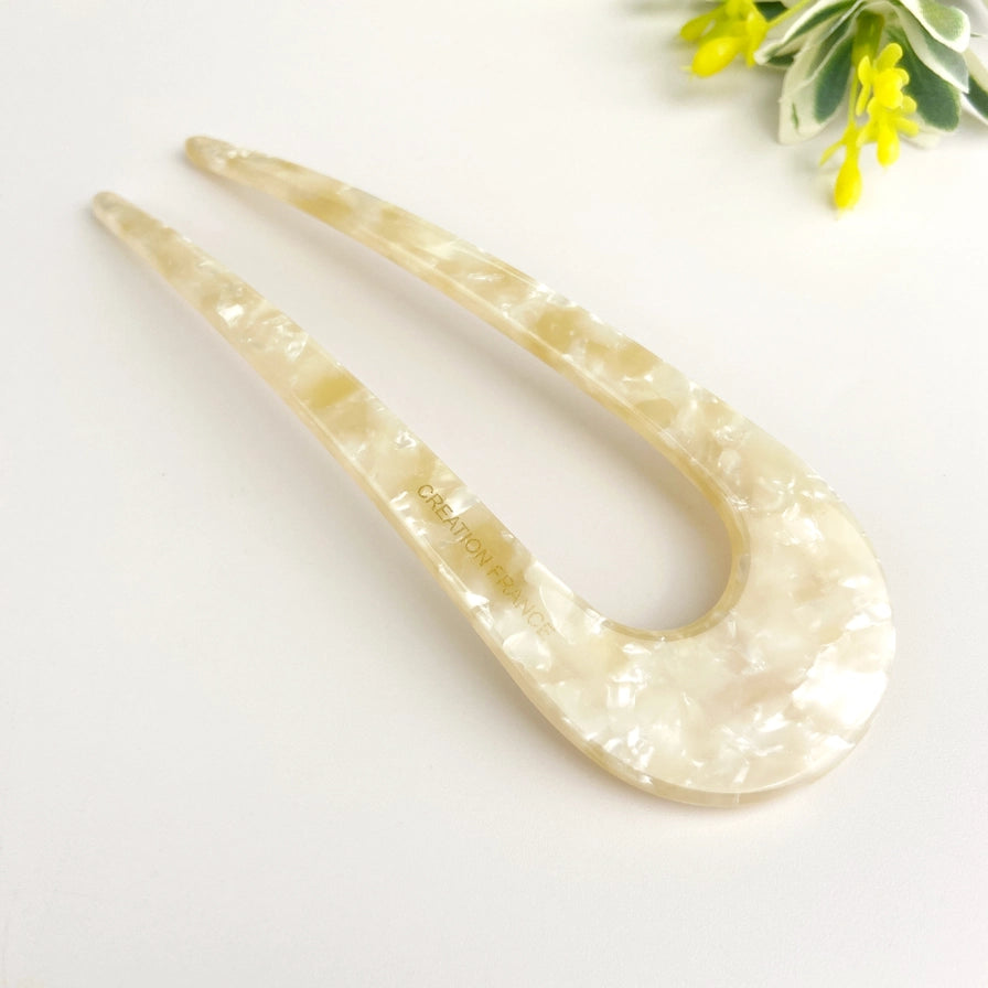 Fransk hårnål i bæredygtig bioplast. Elegant U-formet design, der holder håret naturligt og sikkert på plads – stilfuld og skånsom håropsætning.