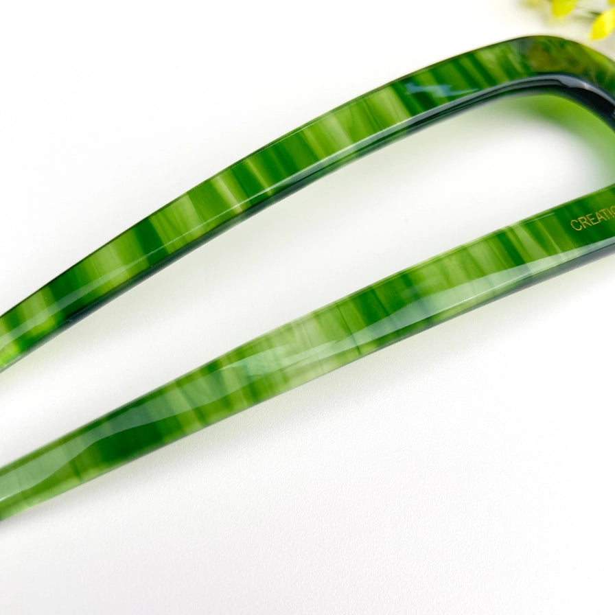 Fransk hårnål i bæredygtig bioplast. Elegant U-formet design, der holder håret naturligt og sikkert på plads – stilfuld og skånsom håropsætning.