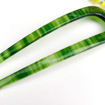 Fransk hårnål i bæredygtig bioplast. Elegant U-formet design, der holder håret naturligt og sikkert på plads – stilfuld og skånsom håropsætning.