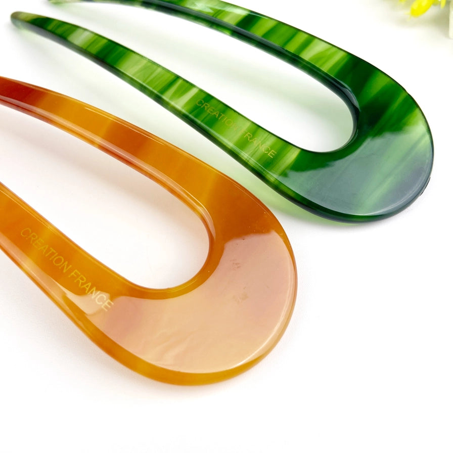 Fransk hårnål i bæredygtig bioplast. Elegant U-formet design, der holder håret naturligt og sikkert på plads – stilfuld og skånsom håropsætning.