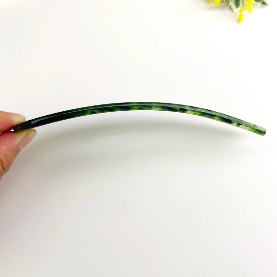 Fransk hårnål i bæredygtig bioplast. Elegant U-formet design, der holder håret naturligt og sikkert på plads – stilfuld og skånsom håropsætning.