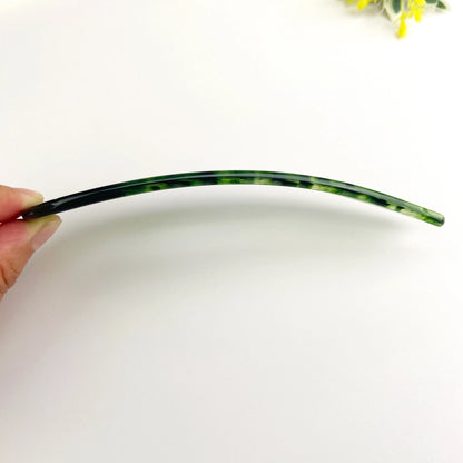 Fransk hårnål i bæredygtig bioplast. Elegant U-formet design, der holder håret naturligt og sikkert på plads – stilfuld og skånsom håropsætning.