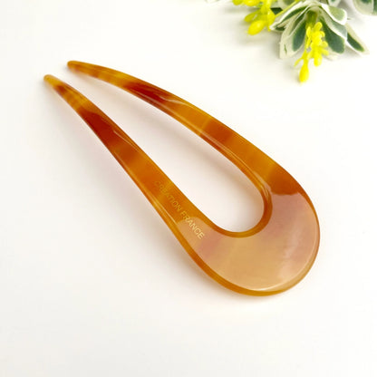 Fransk hårnål i bæredygtig bioplast. Elegant U-formet design, der holder håret naturligt og sikkert på plads – stilfuld og skånsom håropsætning.