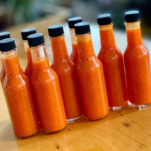 Lav din egen fermenterede hot sauce med dybde, varme og karakter – helt fra bunden.