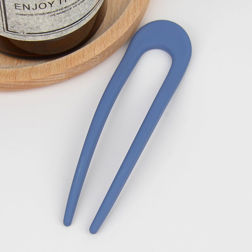 Fransk hårnål i bioplast – bæredygtig, holdbar og elegant. Delikate pastelfarver giver et feminint og tidløst udtryk til din håropsætning.