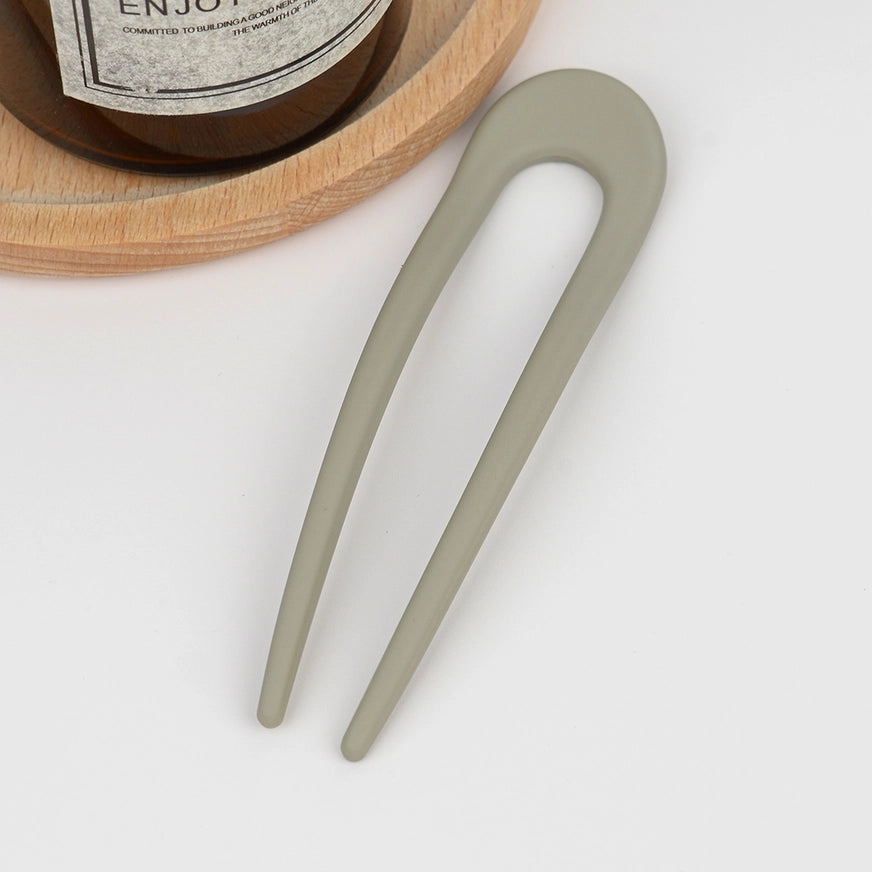 Fransk hårnål i bioplast – bæredygtig, holdbar og elegant. Delikate pastelfarver giver et feminint og tidløst udtryk til din håropsætning.