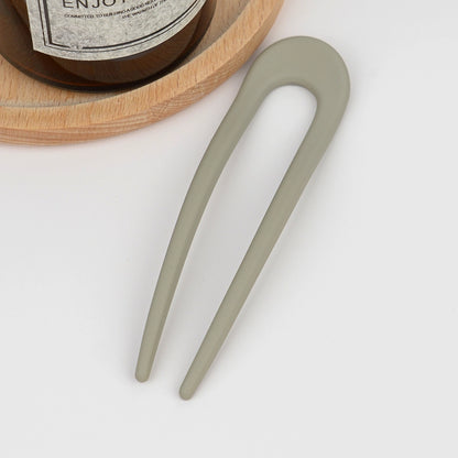 Fransk hårnål i bioplast – bæredygtig, holdbar og elegant. Delikate pastelfarver giver et feminint og tidløst udtryk til din håropsætning.