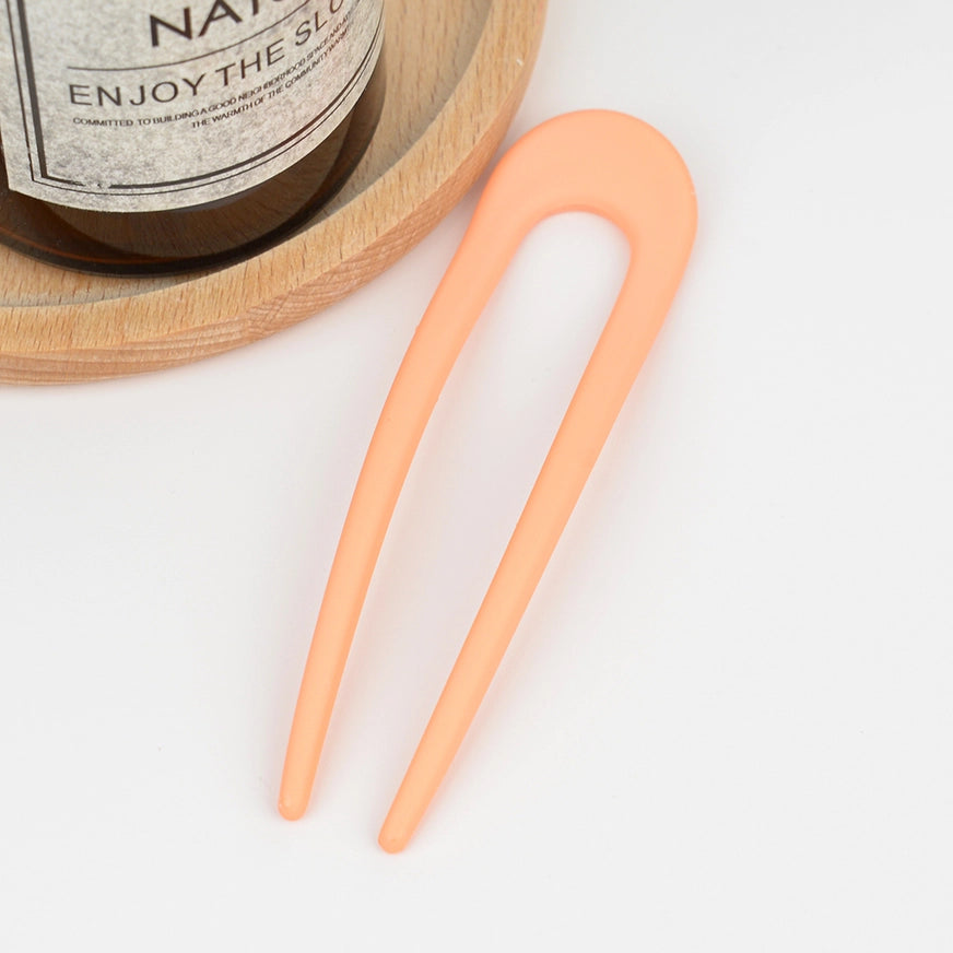 Fransk hårnål i bioplast – bæredygtig, holdbar og elegant. Delikate pastelfarver giver et feminint og tidløst udtryk til din håropsætning.