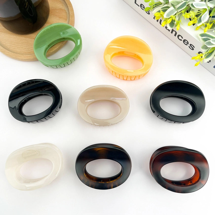 Hårklemme i mini oval design – lavet af recycled plast. Elegant, miljøvenlig og perfekt til hverdagsbrug og små opsætninger.