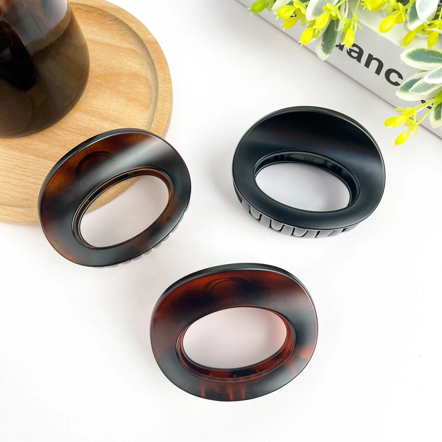 Hårklemme i mini oval design – lavet af recycled plast. Elegant, miljøvenlig og perfekt til hverdagsbrug og små opsætninger.