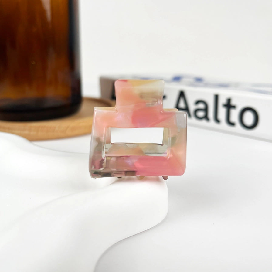 Hårklemme Mini Square i recycled plast – bæredygtig, elegant og skånsom mod håret. Fås i smukke farver med marmormønster og blank finish.