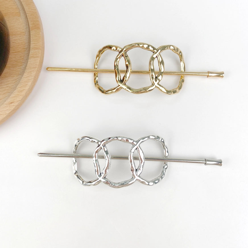 Elegant hårspænde i vintage metal med guld- og sølvfinish. Klassisk fransk design i slidstærk kvalitet – tidløst, stilfuldt og let at bruge.