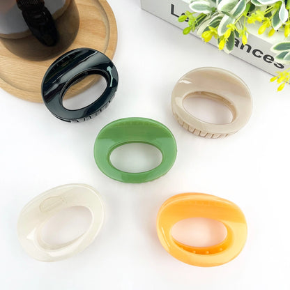 Hårklemme i mini oval design – lavet af recycled plast. Elegant, miljøvenlig og perfekt til hverdagsbrug og små opsætninger.