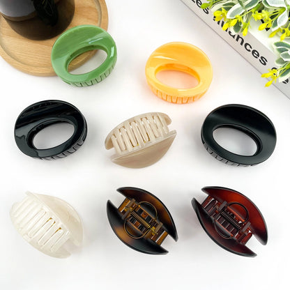 Hårklemme i mini oval design – lavet af recycled plast. Elegant, miljøvenlig og perfekt til hverdagsbrug og små opsætninger.