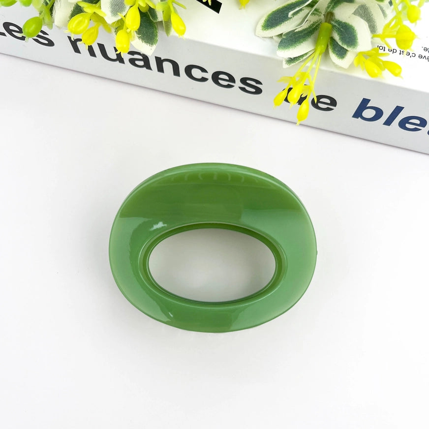 Hårklemme i mini oval design – lavet af recycled plast. Elegant, miljøvenlig og perfekt til hverdagsbrug og små opsætninger.
