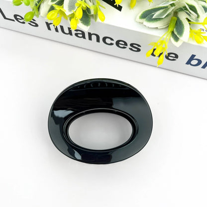 Hårklemme i mini oval design – lavet af recycled plast. Elegant, miljøvenlig og perfekt til hverdagsbrug og små opsætninger.