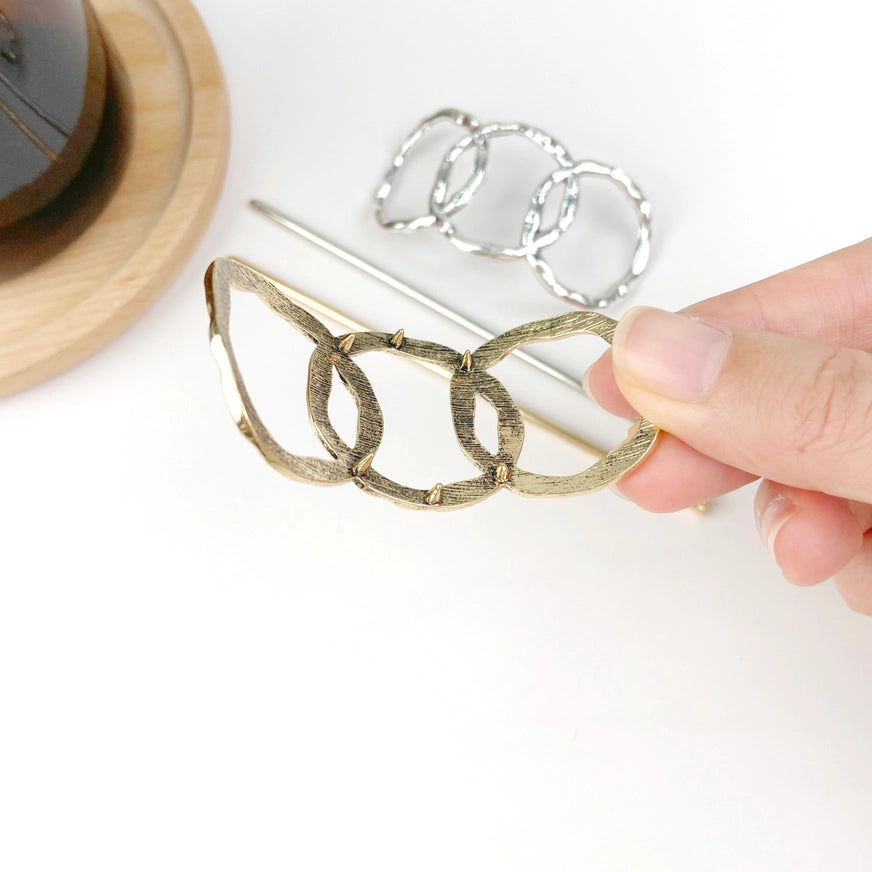 Elegant hårspænde i vintage metal med guld- og sølvfinish. Klassisk fransk design i slidstærk kvalitet – tidløst, stilfuldt og let at bruge.