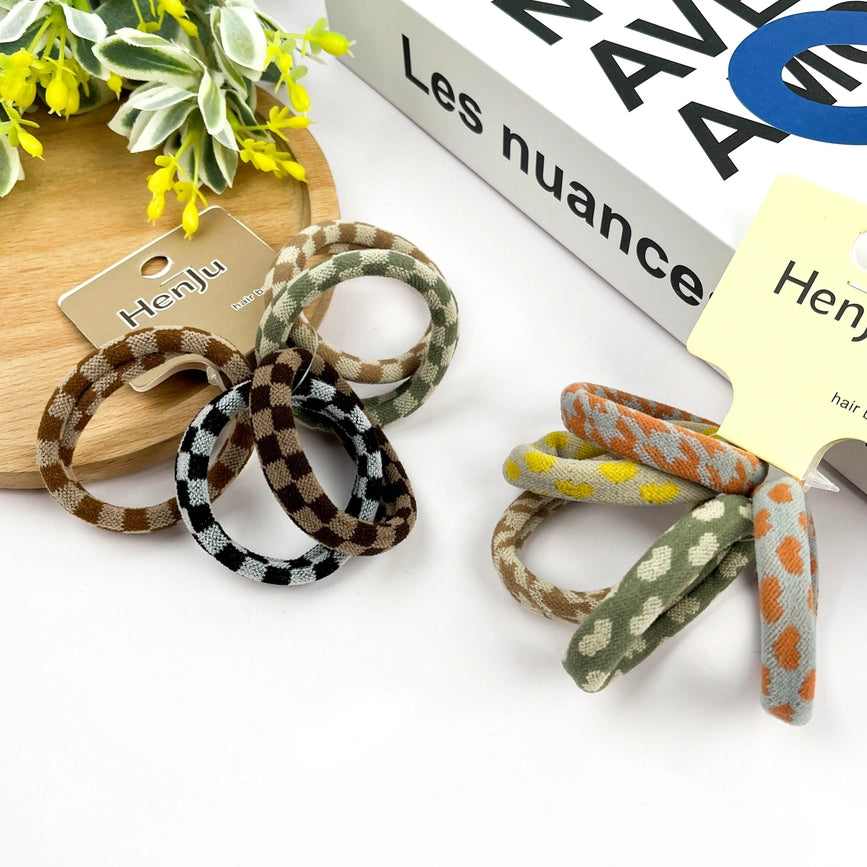 Bløde hårelastikker med mønster – skånsomme mod håret og behagelige hele dagen.