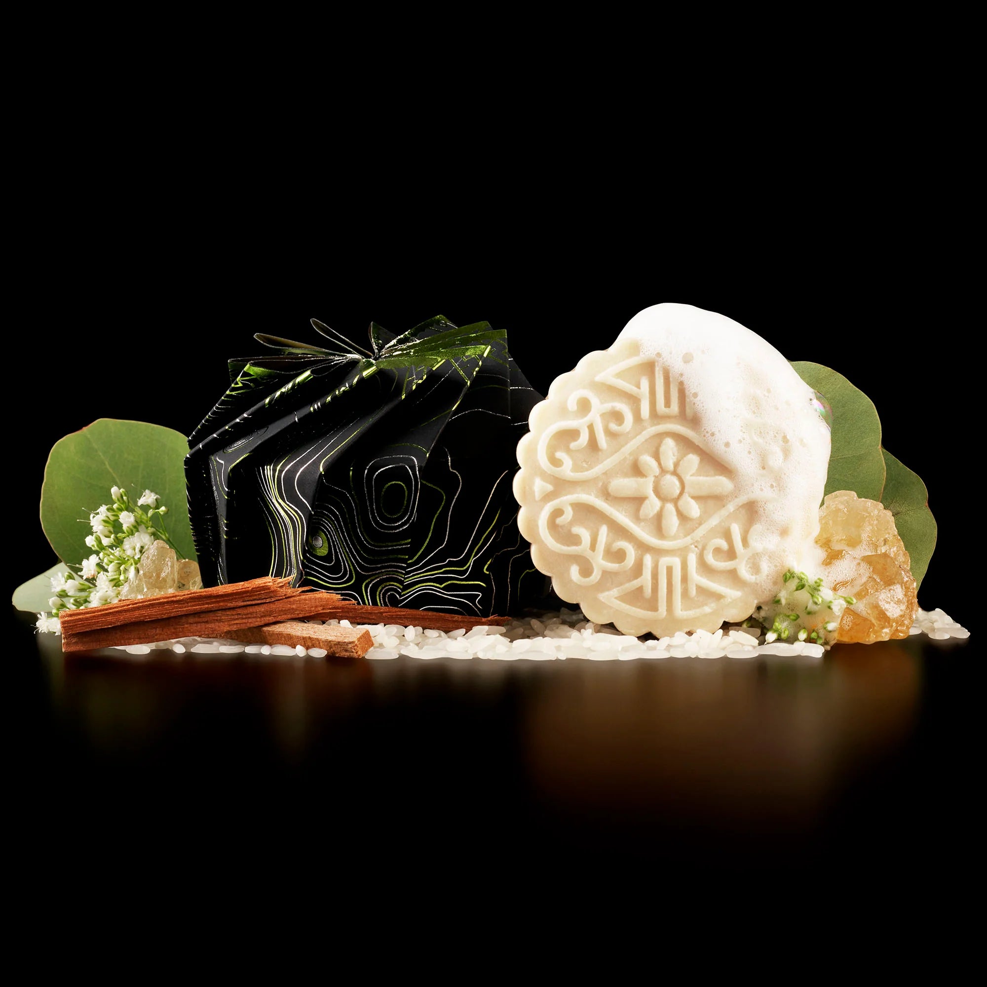 En luksuriøs shampoo bar med Rice Water &amp; Hidden Waterfall duft, der styrker, reparerer og giver håret silkeblød volumen &amp; naturlig glans.