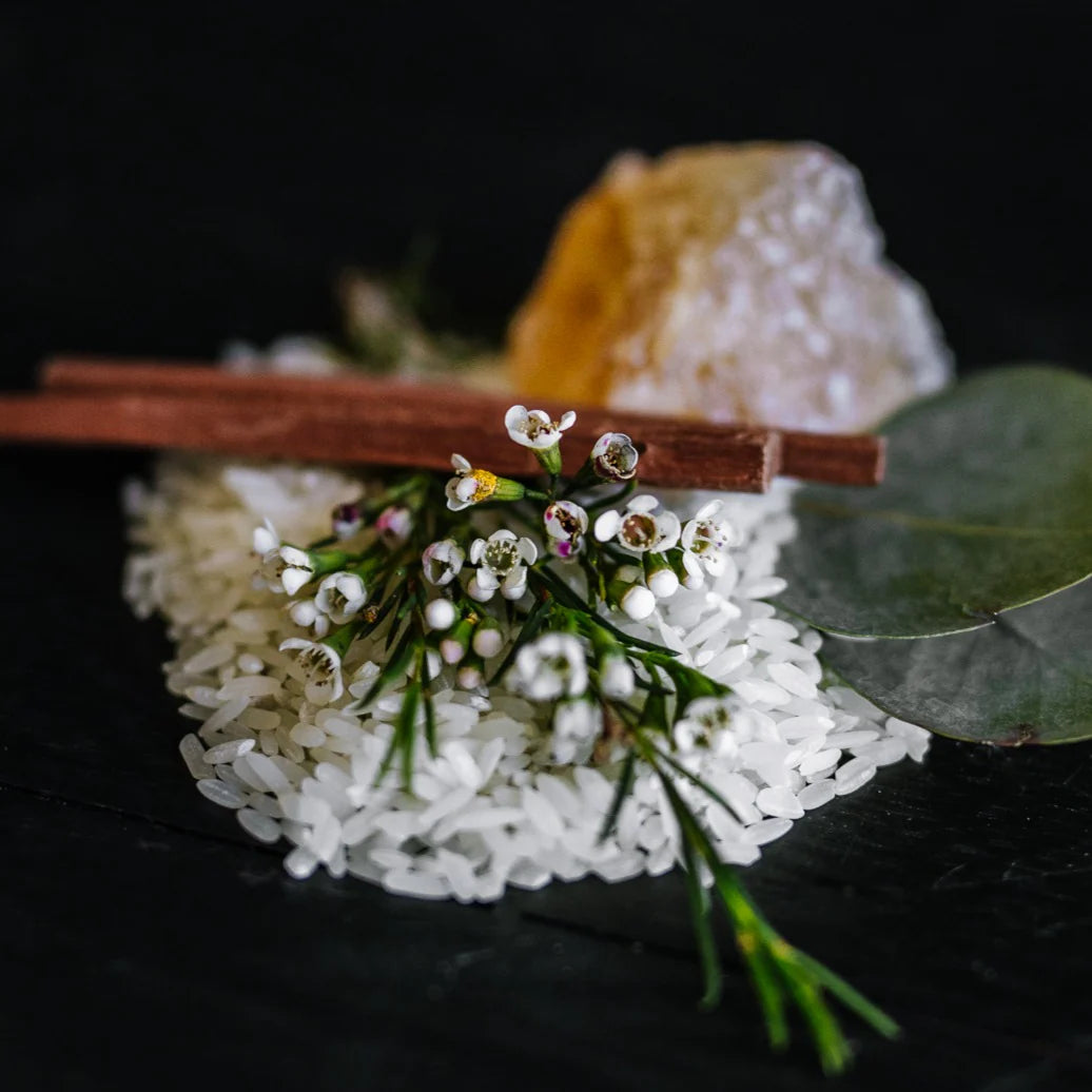 Et luksuriøst hårplejesæt med shampoo, conditioner &amp; bambus box – fyldt med Rice Water og duften Hidden Waterfall for silkeblødt, stærkt og glansfuldt hår.