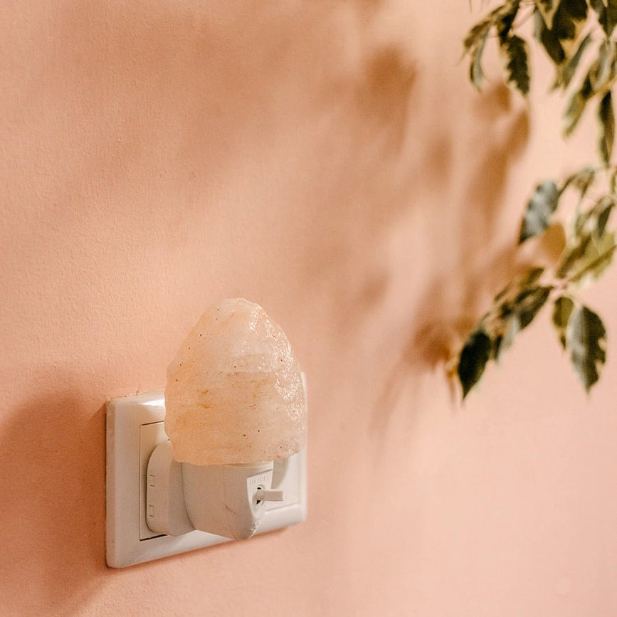 En blid lysende krystal af Himalaya salt – skabt til ro, tryghed og varme stunder.