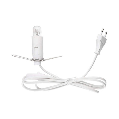 En smuk, håndskåret pink Himalaya saltlampe, der spreder en varm, rolig og naturlig glød i dit hjem.