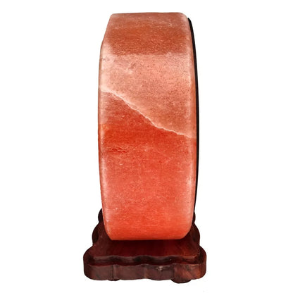 En smuk Himalaya saltlampe, der spreder et varmt, naturligt lys og skaber ro og hygge i ethvert rum.