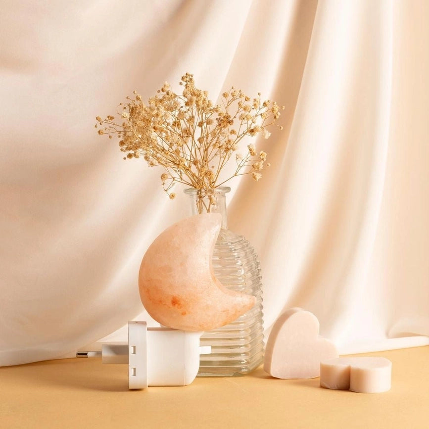 En blid måne af Himalaya salt – skabt til ro, tryghed og varme stunder.