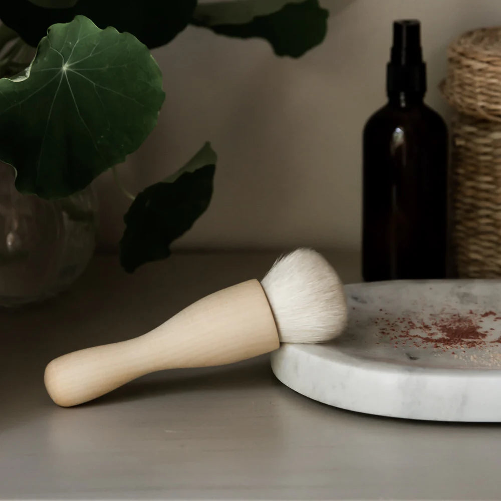 Iris Hantverk Kabuki Make-up børste | Håndlavet birketræsbørste med bløde gedehår