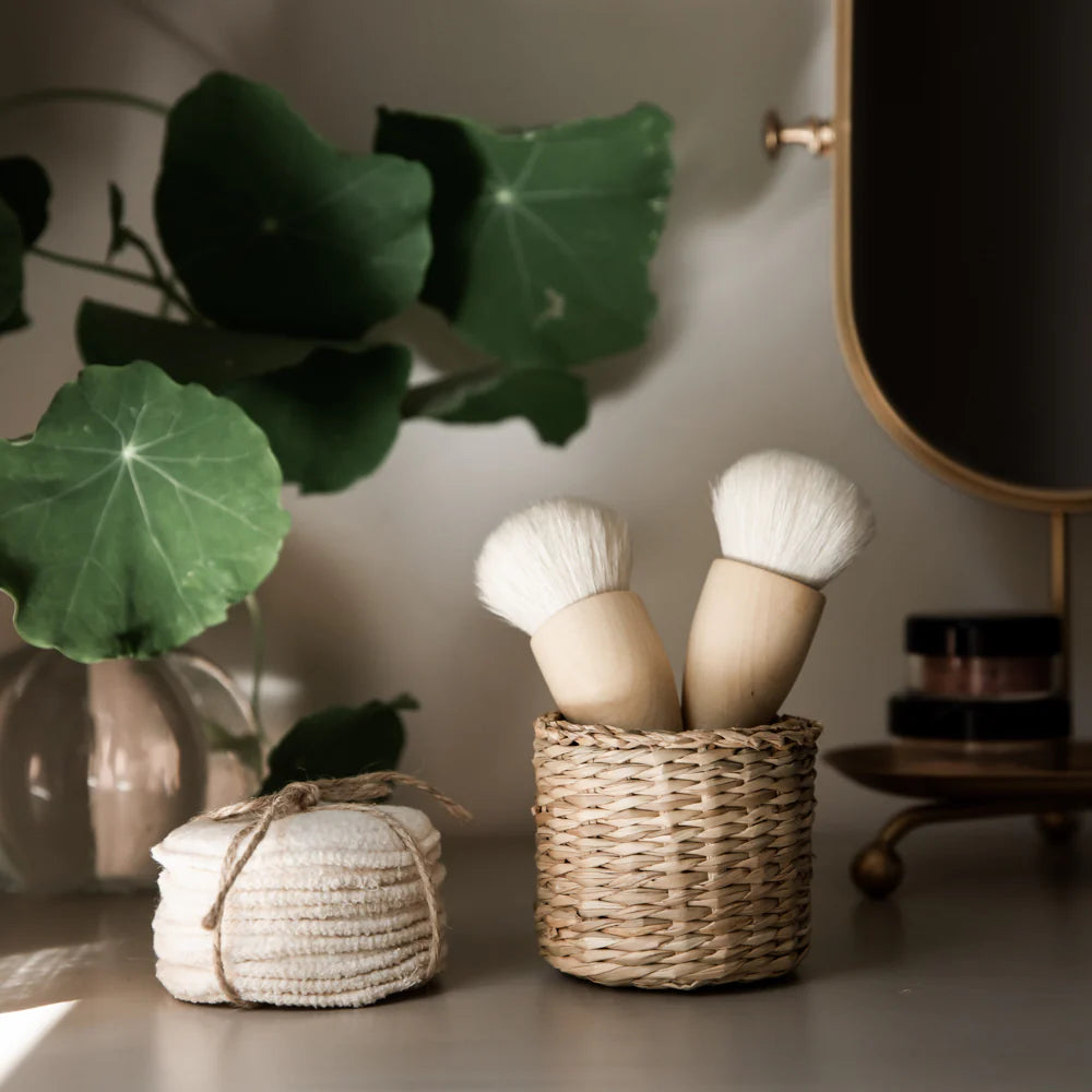 Iris Hantverk Kabuki Make-up børste | Håndlavet birketræsbørste med bløde gedehår