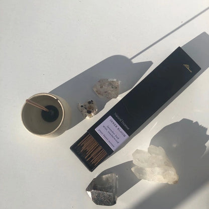 Skab et afslappende og opløftende rum med Inner Bloom – en perfekt blanding af sandeltræ, havbrise og lavendel, der bringer balance og ro til dit hjem.