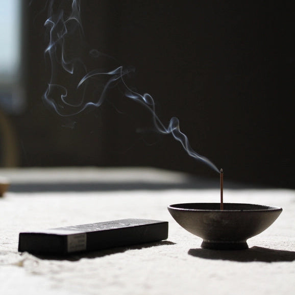 Skab et afslappende og opløftende rum med Inner Bloom – en perfekt blanding af sandeltræ, havbrise og lavendel, der bringer balance og ro til dit hjem.