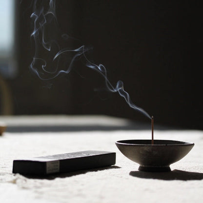 Skab et afslappende og opløftende rum med Inner Bloom – en perfekt blanding af sandeltræ, havbrise og lavendel, der bringer balance og ro til dit hjem.