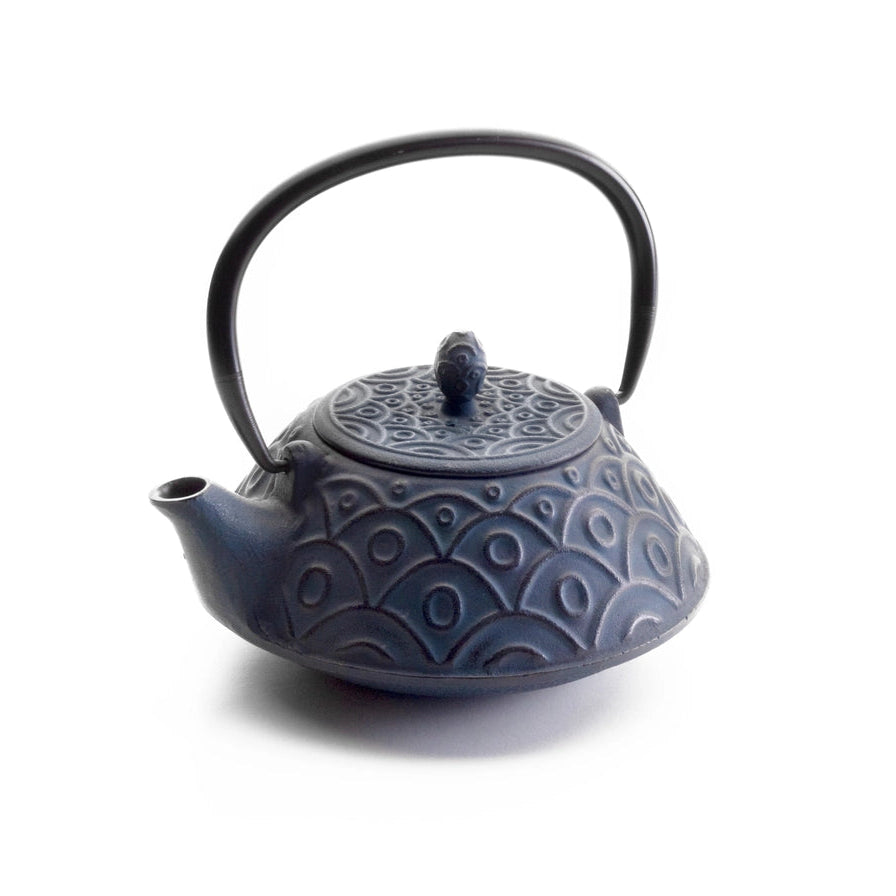 Elegant japansk inspireret støbejerns tekande med emalje. Holder teen varm længere og forbedrer smagen. Perfekt til te elskere.