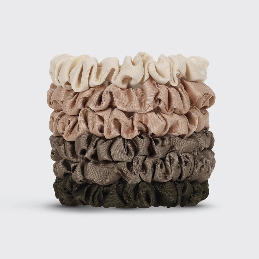 KITSCH Satin Scrunchies – 6 stk. skånsomme hårelastikker i bæredygtig satin. Beskytter håret mod brud og frizz, og giver et elegant look til hverdag og nat.