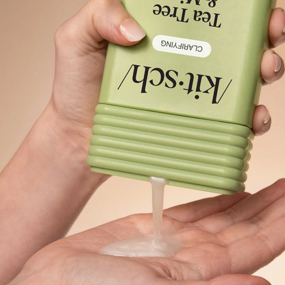 KITSCH Tea Tree &amp; Mint Shampoo dybderensende og antibakteriel pleje, der balancerer hovedbunden, reducerer olie og giver friskhed og volumen.