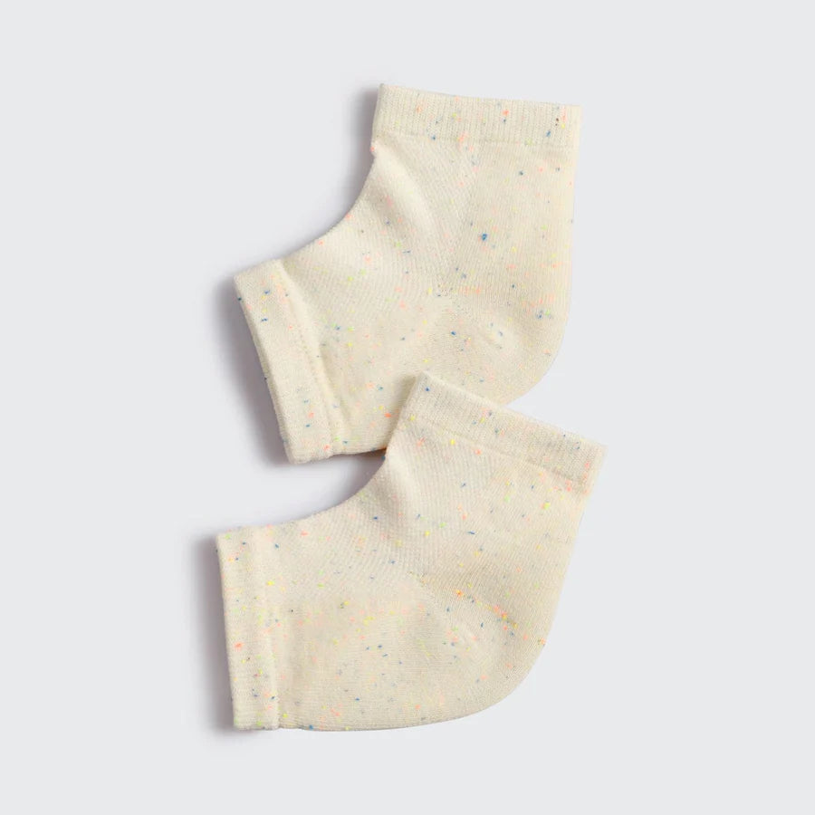 Få bløde, velplejede fødder med KITSCH Moisturizing Spa Socks. Genanvendelige, fugtgivende sokker med gel-lining, der blødgør og plejer tør hud.
