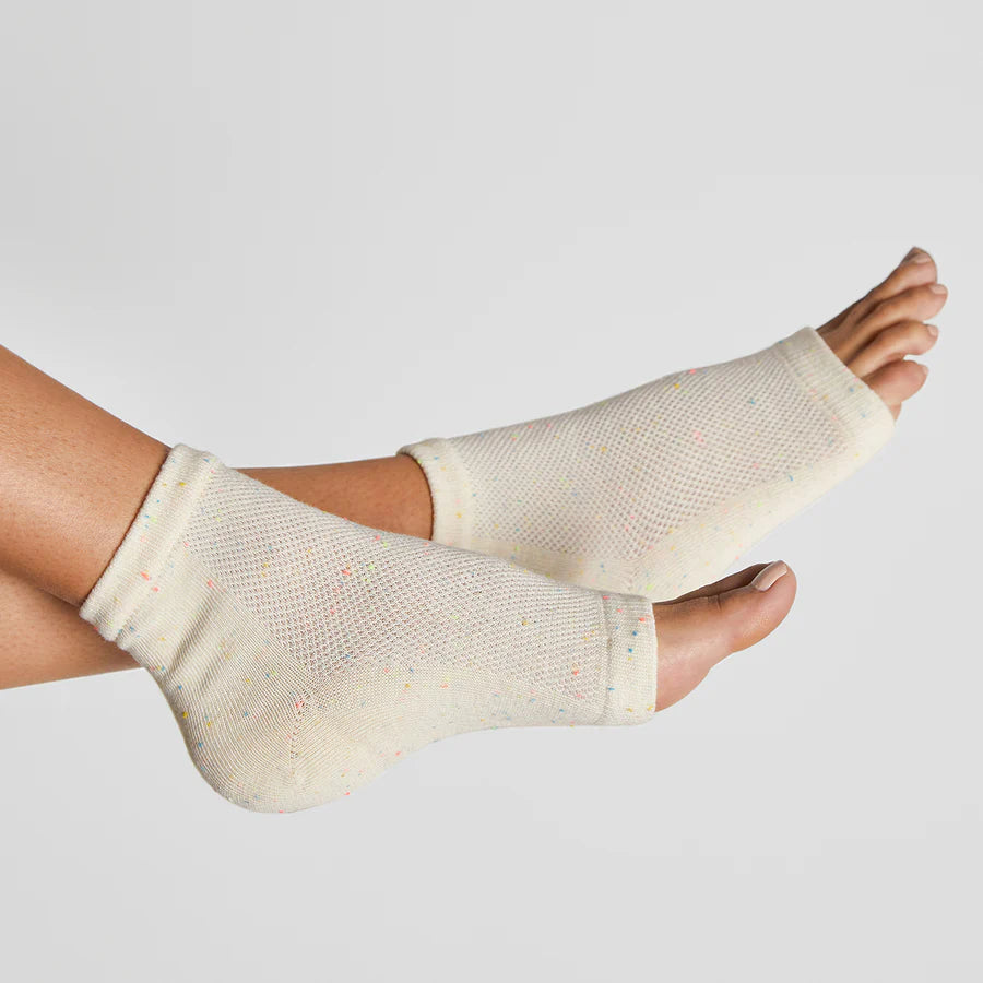 Få bløde, velplejede fødder med KITSCH Moisturizing Spa Socks. Genanvendelige, fugtgivende sokker med gel-lining, der blødgør og plejer tør hud.