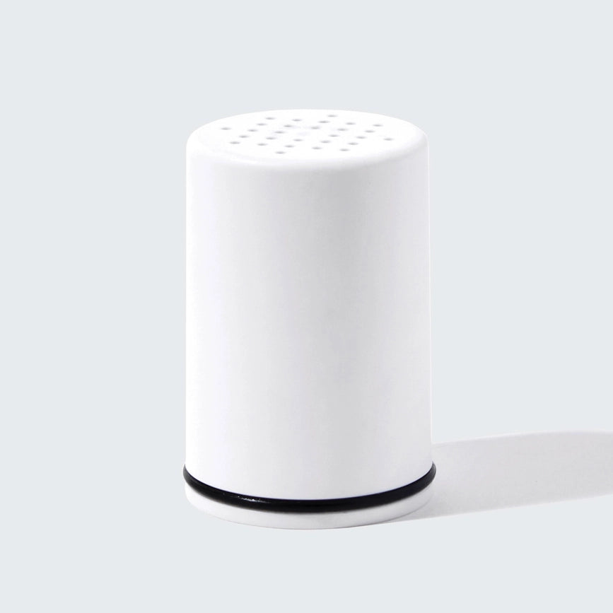 Refill filterpatron til KITSCH Shower Filter. Reducerer kalk, klor og urenheder for blødere hud og sundere hår – nem udskiftning hver 3. måned.