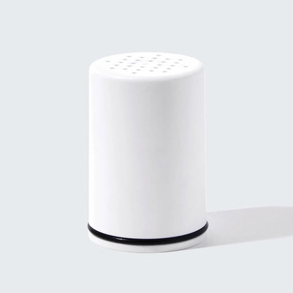 Refill filterpatron til KITSCH Shower Filter. Reducerer kalk, klor og urenheder for blødere hud og sundere hår – nem udskiftning hver 3. måned.