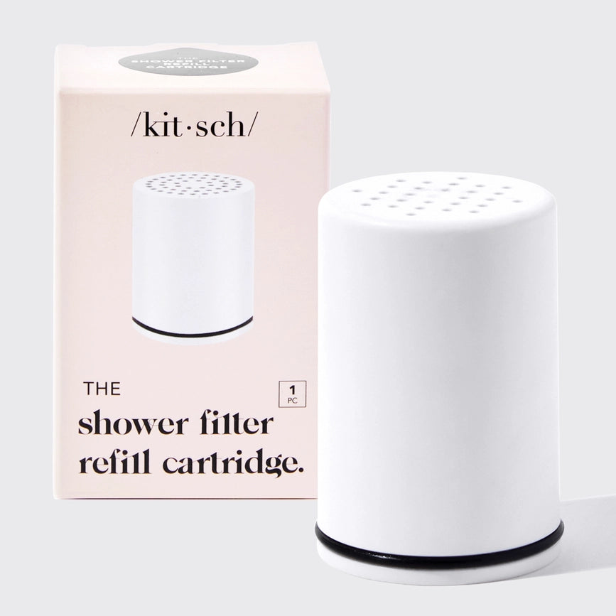 Refill filterpatron til KITSCH Shower Filter. Reducerer kalk, klor og urenheder for blødere hud og sundere hår – nem udskiftning hver 3. måned.